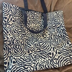 Estee Lauder Black and White Tote Bag with Dynamic Design